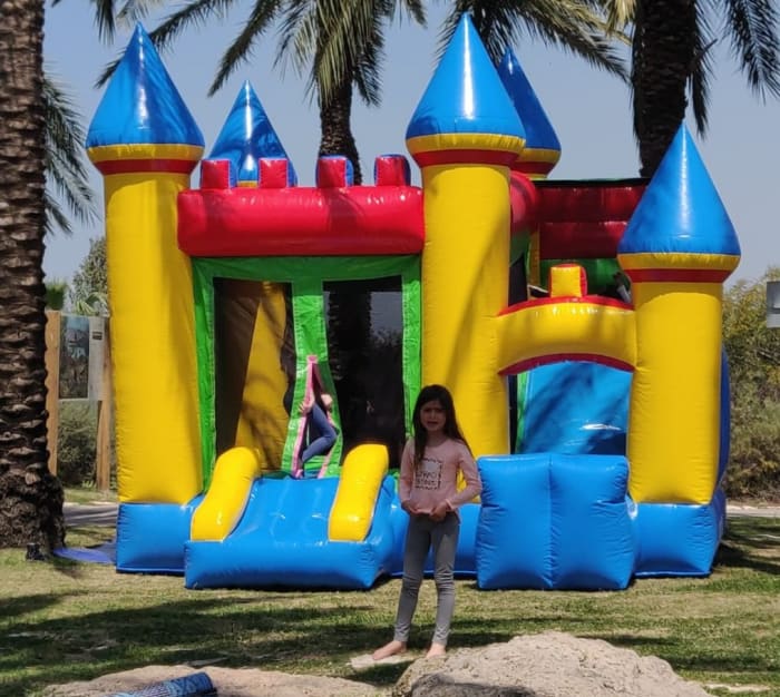 טירת קפיצה צבעונית