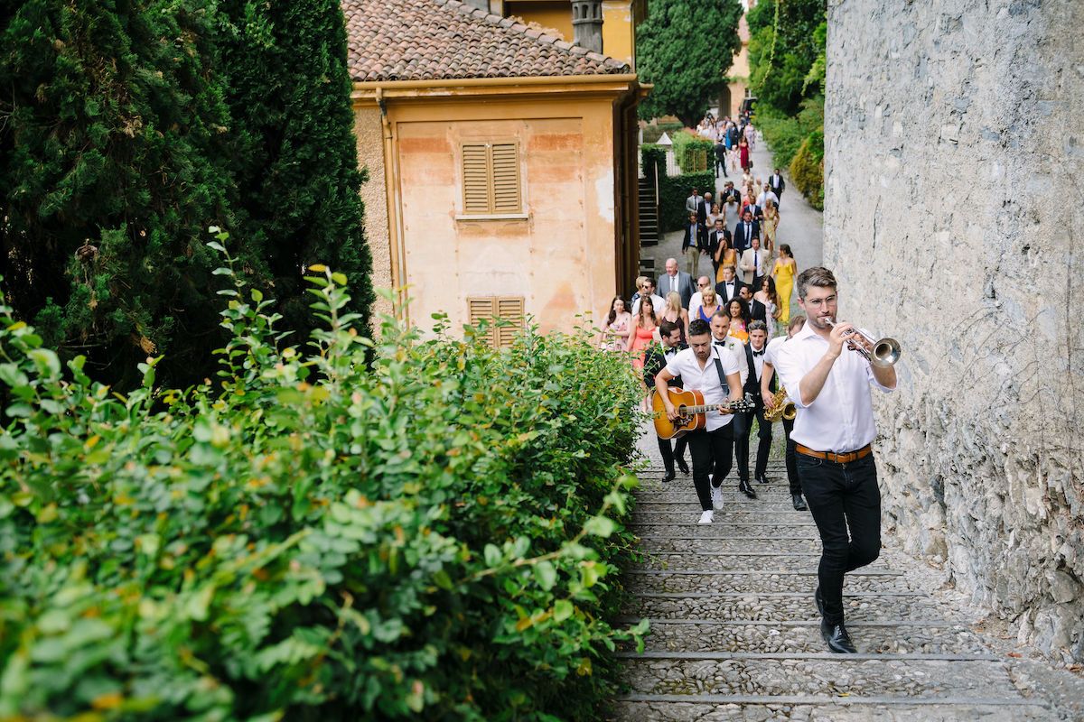 Jam Hot roaming trio accompanies guests on their way to the wedding ceremony