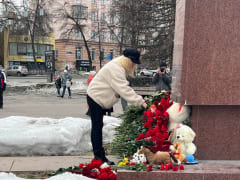 В Челябинске прошла акция возложения цветов в память о погибших при терракте в подмосковном концертном зале «Крокус Сити Холл»