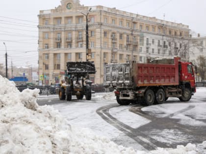 Перед похолоданием в Челябинске подрядчики сконцентрировались на вывозе снега и мусора