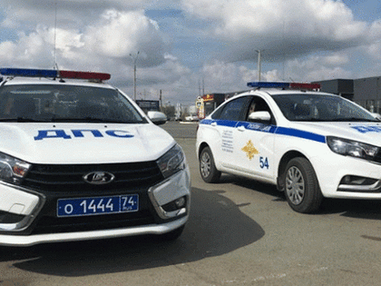 В Челябинске автомобиль въехал в стену дома, девушка-водитель получила ожоги