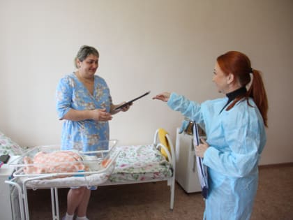 В городском роддоме поздравили молодых мам, родивших четырех копейчан в День Шахтера