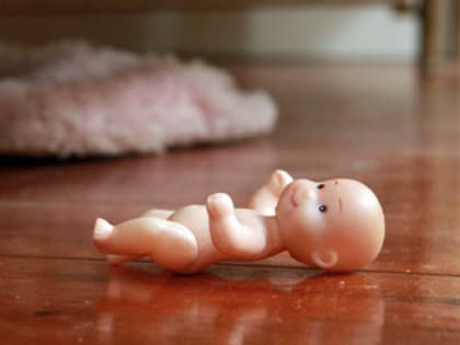 18+ Челябинец зарезал дочь и выпрыгнул из окна