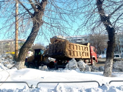 В Тракторозаводском районе вывозят снег