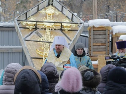 В Челябинске освятили центральный крест и купол храма Александра Невского