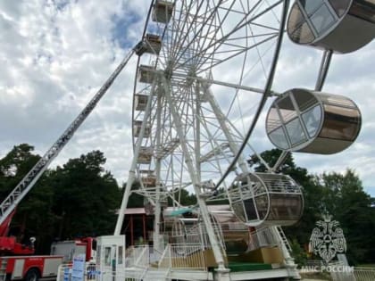 В Челябинске на колесе обозрения застряли люди