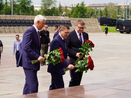 Владимир Якушев и Алексей Текслер возложили цветы к памятнику «Тыл - фронту» в Магнитогорске