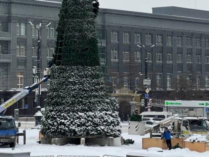 В ледовом городке Челябинска начали устанавливать новогоднюю ёлку