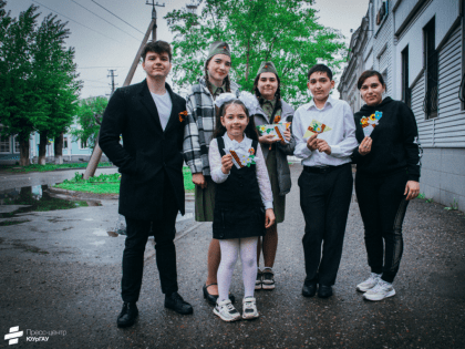 В праздничный день активисты Института ветеринарной медицины ЮУрГАУ вручили троитчанам памятные подарки