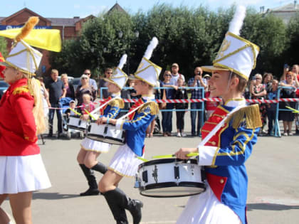 Под марш гусар и гренадеров: День города Еманжелинска украсил фестиваль по батон-твирлингу и мажорет-спорту
