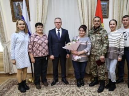 Губернатор Челябинской области Алексей Текслер наградил военнослужащего с позывным Бабай