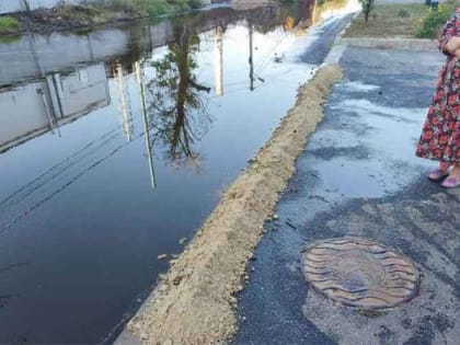 Жители Николаева второй день бесплатно запасаются маслом из разбитых цистерн