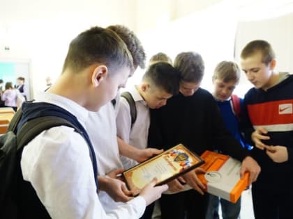 Магнитогорский шестиклассник нашёл телефон на улице и отнёс его в полицию