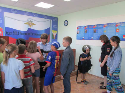 Полицейские Октябрьского района совместно с общественниками, провели профилактические беседы с детьми