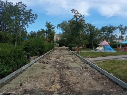 В Локомотивном городском округе продолжаются работы по благоустройству детского городка