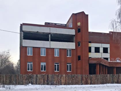 В бывшем недострое появились новые окна