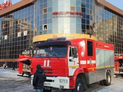 Из торгового центра в Челябинске эвакуировались около 200 человек