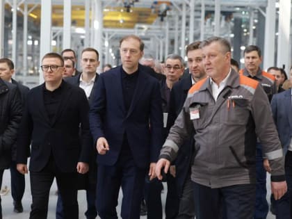 Мантуров оценил центр робототехники в Челябинске и расписался на капоте машины
