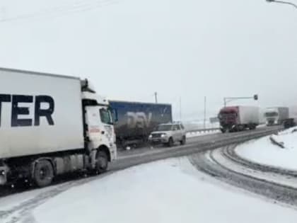 Три грузовика столкнулись на трассе М-5 под Ашой
