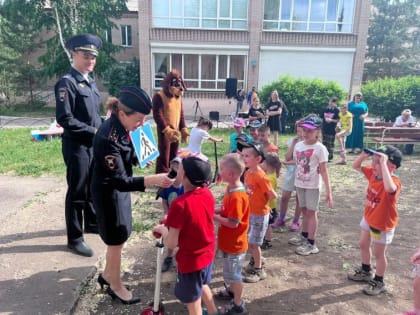 В День защиты детей сотрудники Госавтоинспекции поздравили воспитанников центра «Родник»