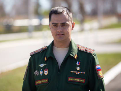 Заместитель командира мотострелкового батальона 80-го танкового полка Виталий Антонов удостоен высшей награды РФ — звания Героя России