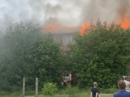 Горела квартира и кровля дома