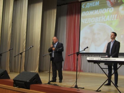 В Кременкуле прошел концерт ко дню пожилого человека «Мы вас любим»