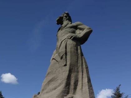 В Челябинске отремонтировали памятник «Сказ об Урале»