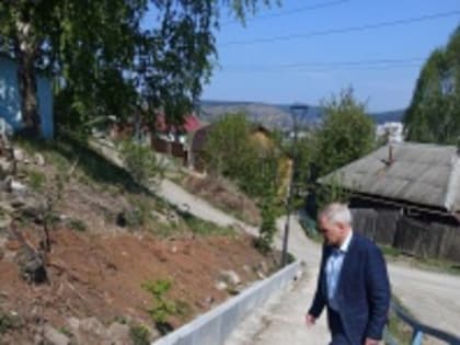 В округе продолжаются работы по благоустройству пешеходной лестницы