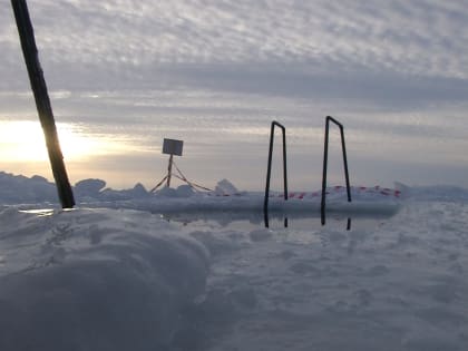 Смыть грехи хотят все. Десятки осужденных отстояли службу и окунулись в купель