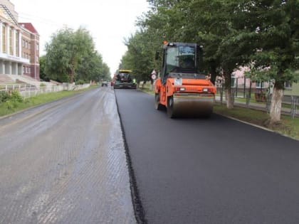 На улице Чкалова в Еманжелинске заново асфальтируют участок от улицы Герцена в сторону стадиона