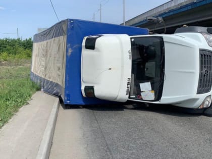 В Челябинске на ходу перевернулся грузовой «ГАЗон»