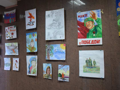 В Арбитражном суде Челябинской области размещена выставка рисунков на тему «Защитники нашей Родины глазами взрослых и детей».