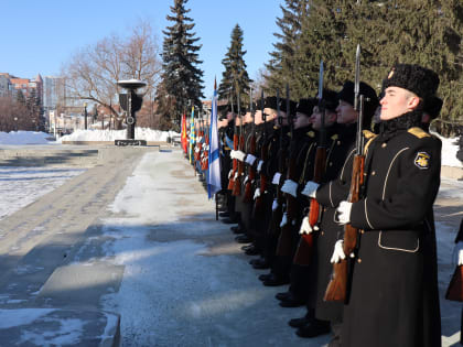 Состоялось возложение венков и цветов к Вечному огню на Аллее Славы, посвященное Дню защитника Отечества  Председатель Челябинской городской Думы Андрей Шмидт принял участие в цере