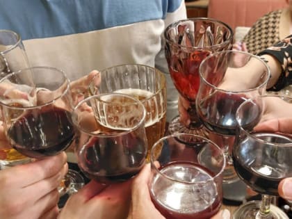 Как красное вино может навредить зубам, рассказали жителям Челябинской области