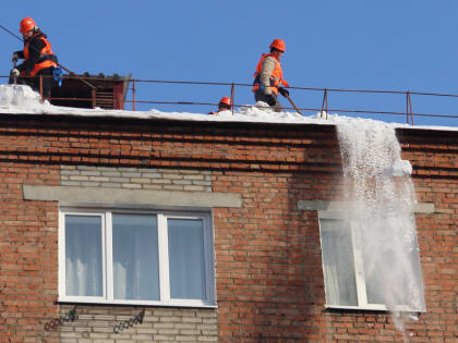 Ведутся работы по очистке крыш