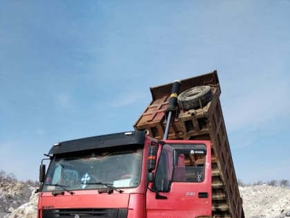 Уборка и вывоз снега в Ленинском районе продолжается