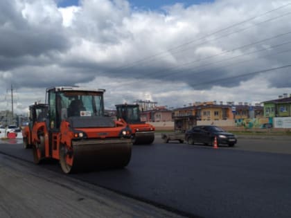 Подрядчик приступил к укладке асфальта по улице Худякова