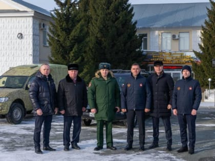 Александр Лазарев и депутаты Законодательного Собрания передали два автомобиля и газовые баллоны 90-й гвардейской танковой дивизии для отправки в зону СВО