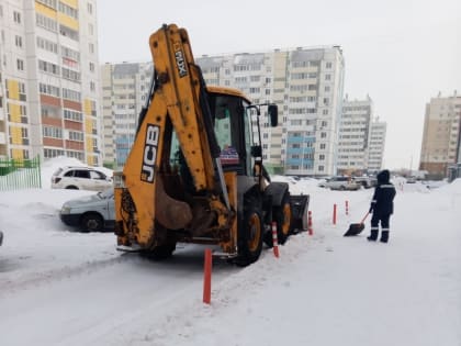 В Тракторозаводском районе активно ведутся работы по уборке снега и мусора