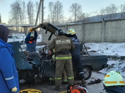 Водитель оказался зажат внутри автомобиля после ДТП в Миассе