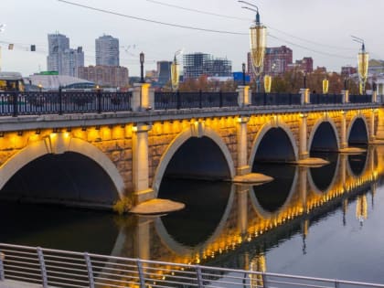 На мостах Челябинска в честь 1 Мая и Дня Победы включили архитектурную подсветку