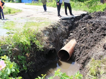 Коркинские коммунальщики помогли жителям частного сектора отвести от домов воду