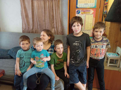 Шестеро детей в одной комнатушке