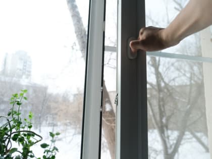 В Челябинской области из окна выпали девочки 7-ми и 12 лет