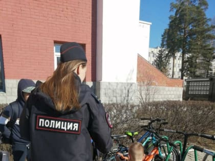 Инспекторы по делам несовершеннолетних проводят профилактические беседы с юными владельцами двухколесных транспортных средств
