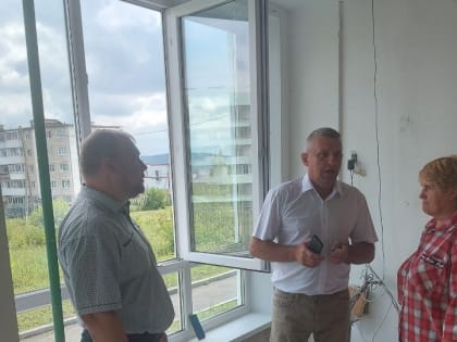 Партийцы проверили ход ремонтных работ в Юрюзанском образовательном центре «Точка роста», который откроется в новом учебном году