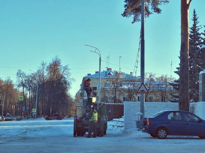 На площади Ленина повесили гирлянды