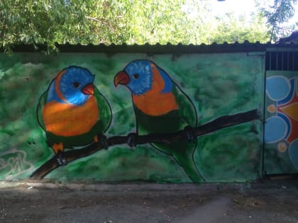 В Челябинске уличные художники украсили серые будки цветами и птицами