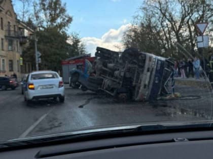 ДТП в Челябинске: бетономешалка опрокинулась в Ленинском районе